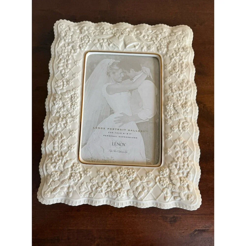 Lenox Ivory Porcelain Wedding Promises Collection  5 x7 Photo Picture Frame